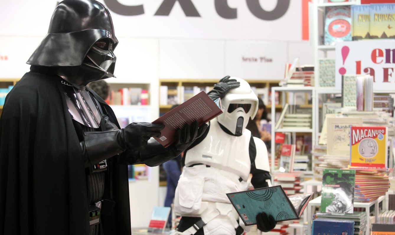 Personas disfrazadas de los personajes de 'Star Wars' promocionan la lectura en la Feria del Libro de Guadalajara.