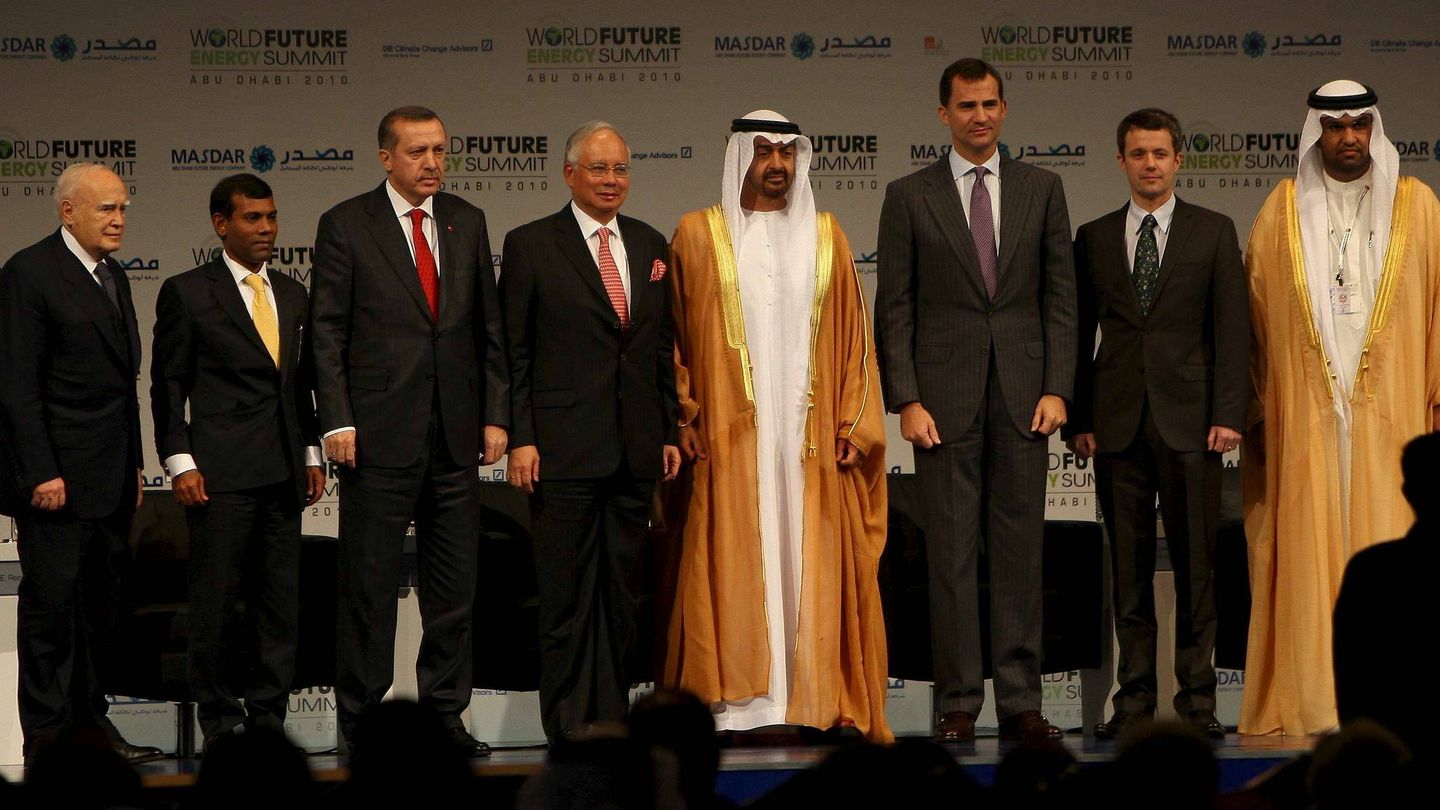  Mohamed bin Zayed, en el centro, al lado de Felipe VI, en una foto de archivo.
