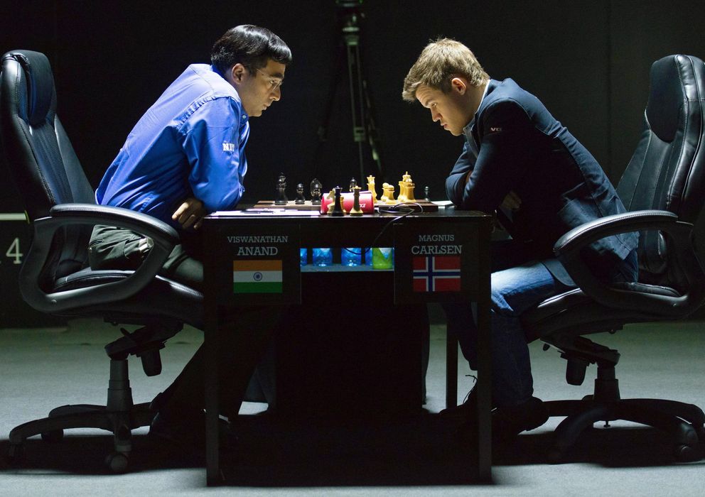 Foto: Magnus Carlsen y Viswanathan Anand, durante una partida del Campeonato del Mundo de ajedrez (EFE)
