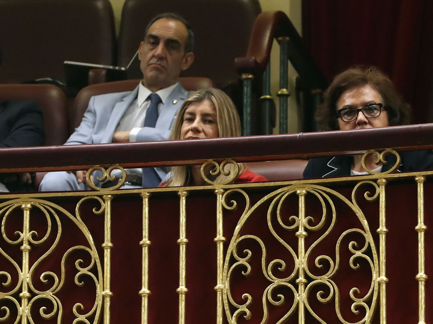 Begoña Gómez y los padres de Pedro Sánchez, Pedro y Magdalena, este 1 de junio en el Congreso. (EFE)