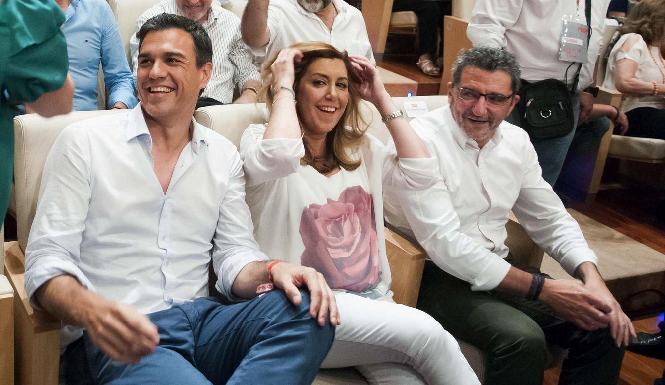 Pedro Sánchez (i) y Susana Díaz (c), durante un acto de la pasada campaña electoral del 24-M. (EFE)