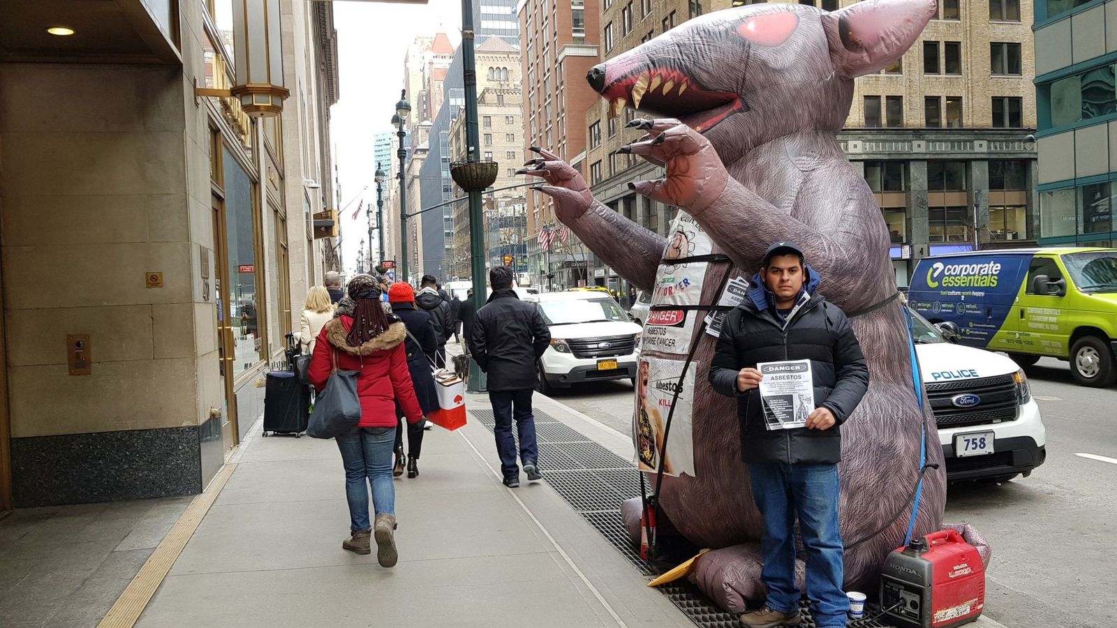 Foto: El trabajador ecuatoriano del sindicato Local 78, Kleber Peralta, posa junto a una rata inflable de entre tres y cuatro metros, en una calle de Nueva York. (EFE)