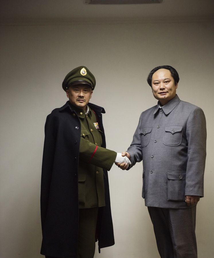 Foto: Mao Zedong extiende la mano a su eterno rival, el líder nacionalista Chiang Kai-Shek. ( Matjaž Tančič)