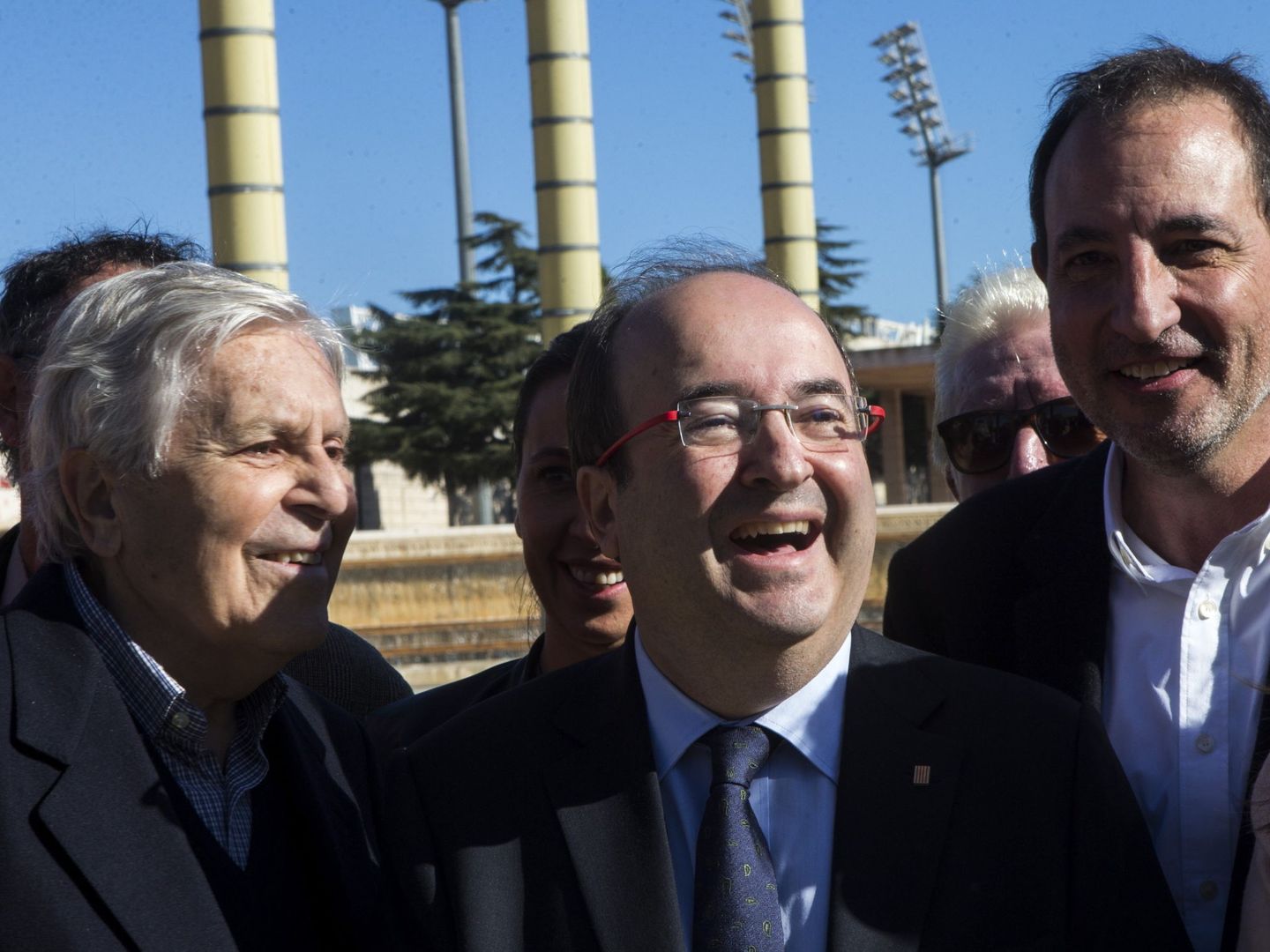 Miquel Iceta, con su número tres, Ramon Espadaler (d), ex de Unió, y Carlos Jiménez Villarejo (i), que cierra su lista por Barcelona, el pasado domingo en la capital catalana. (EFE)
