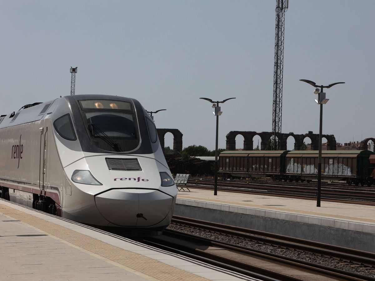 Foto: Inauguración del tren de altas prestaciones en julio de 2022. (Jero Morales/EFE)
