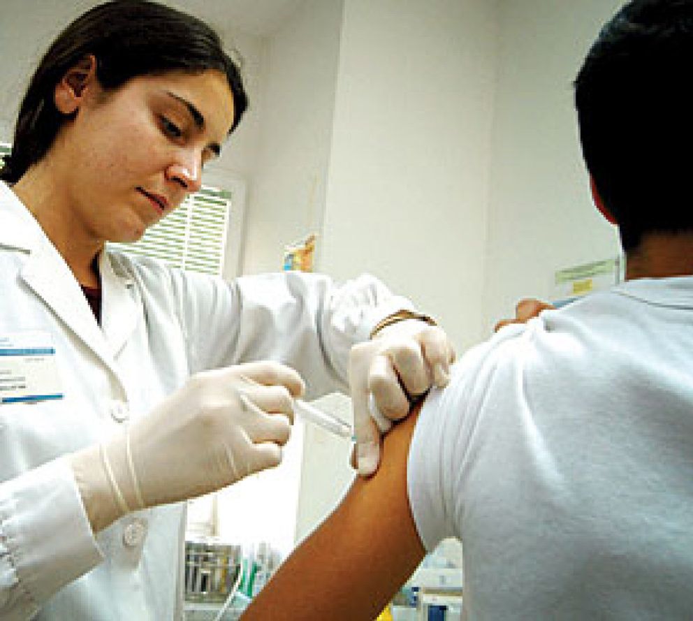 Foto: Ancianos y profesionales sanitarios deben vacunarse contra la gripe