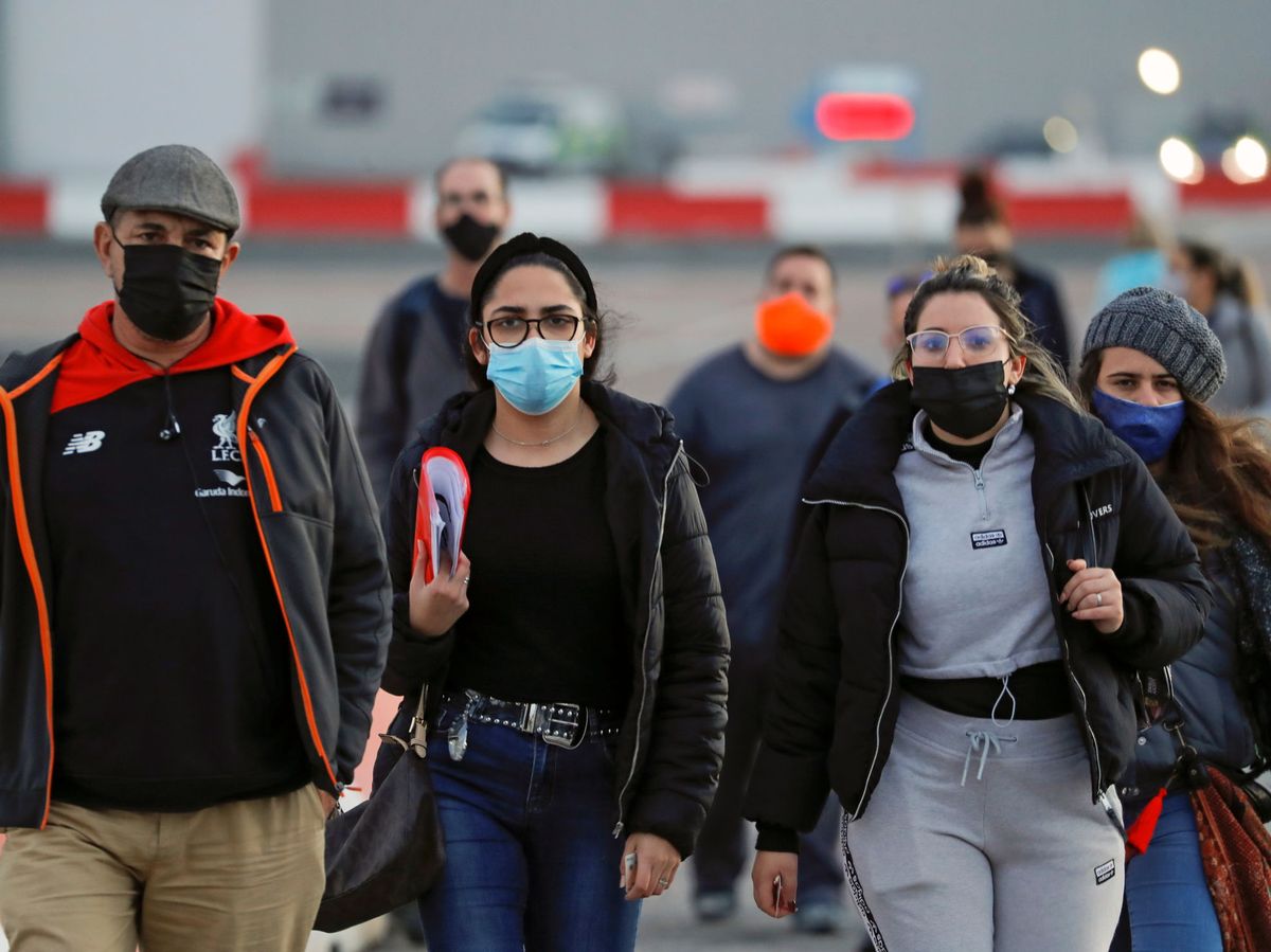 Foto: Los pasajeros cruzan la pista del Aeropuerto Internacional de Gibraltar. (Reuters) 