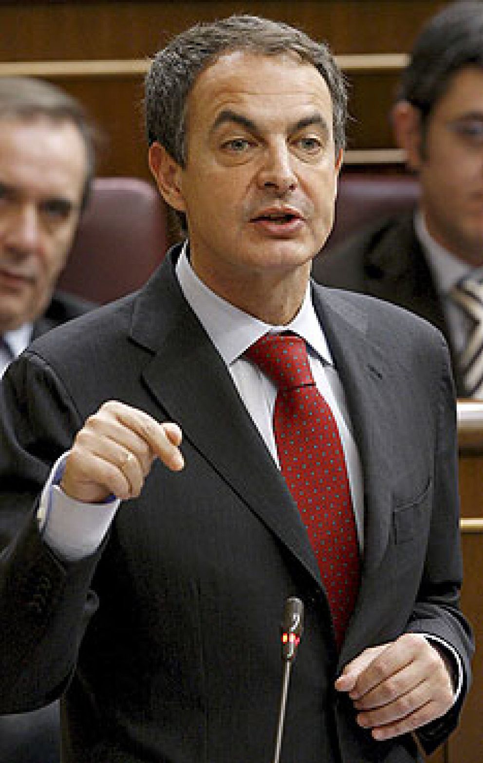 Foto: Zapatero asegura que "España deja la recesión" y Rajoy le acusa de "dilapidar su credibilidad"