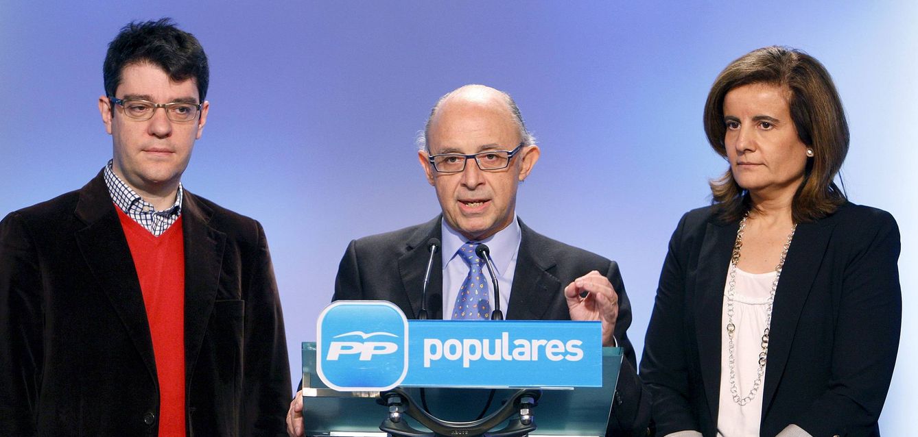 Cristóbal Montoro (c), junto a Álvaro Nadal y Fátima Báñez, en una imagen de archivo de 2010. (EFE)