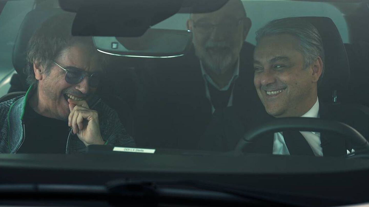 El compositor Jean-Michel Jarre y el CEO de Renault Group, Luca de Meo, en el interior del nuevo Scenic.