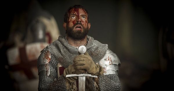Foto: Tom Cullen, protagonista de 'Knightfall', en una imagen de la serie. (HBO)