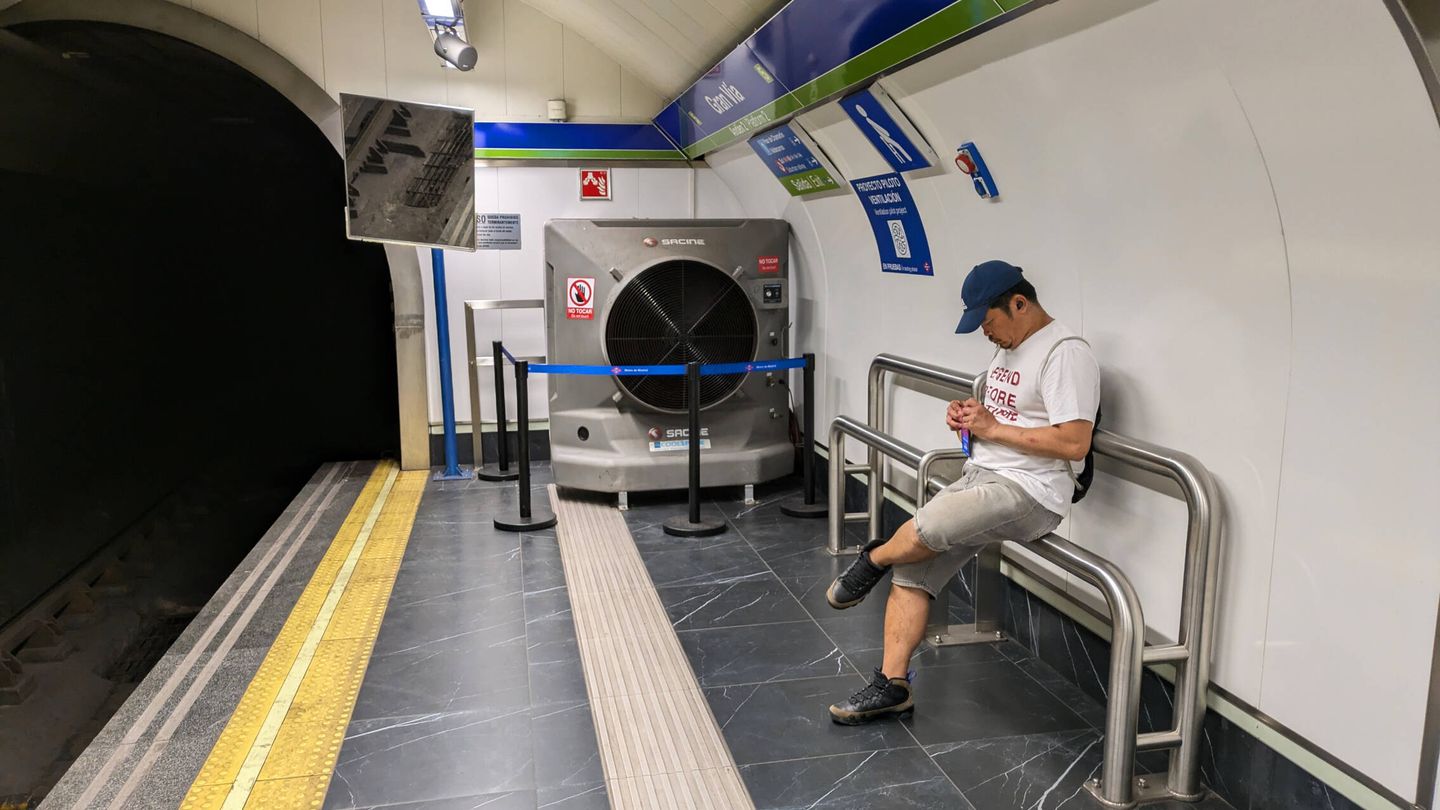 Un hombre espera al Metro en el andén de la estación de Gran Vía, en Madrid. (Albert Sanchis)