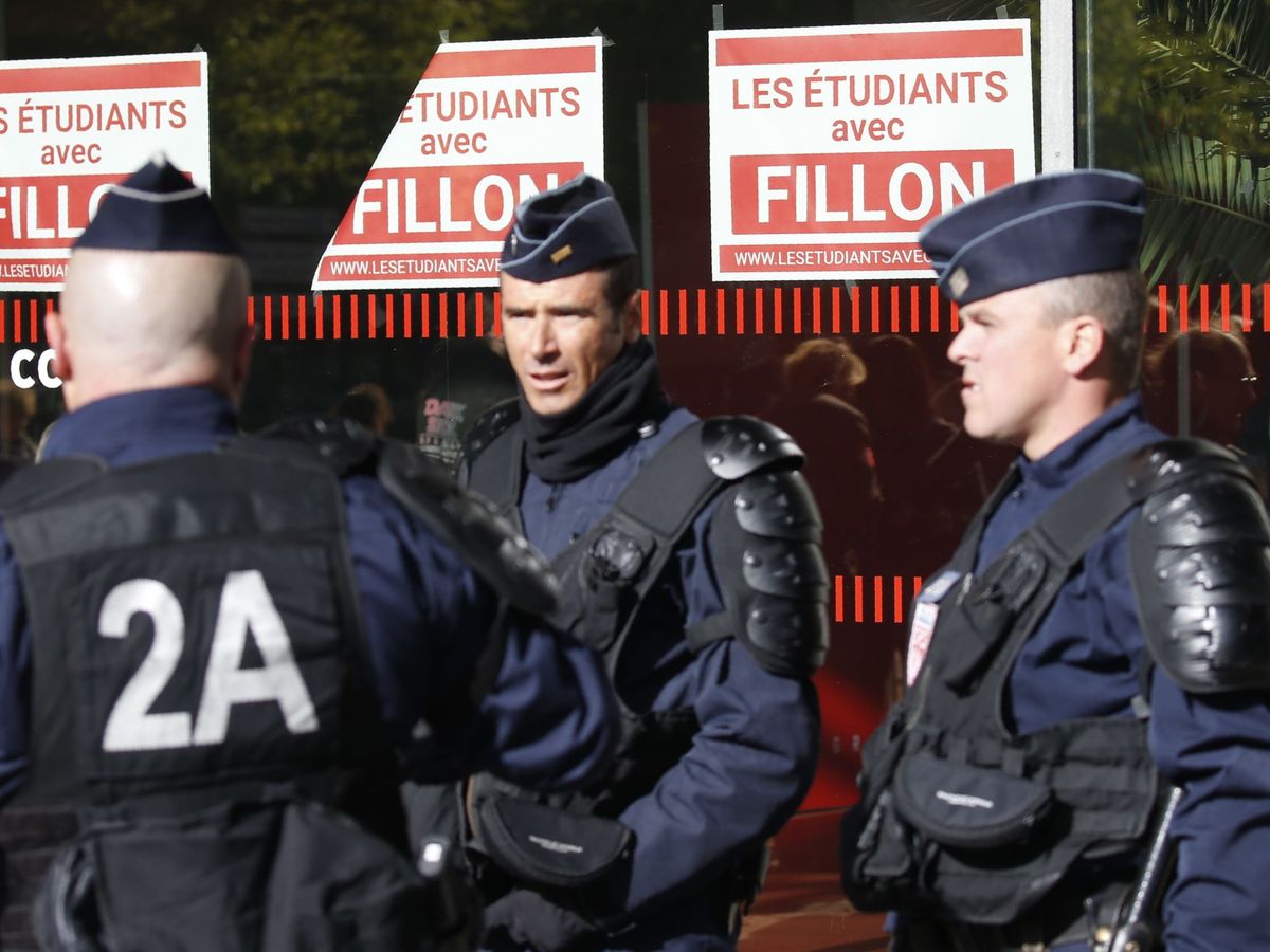 Foto: Agentes de la policía francesa en una imagen de archivo. (Reuters/Pascal Rossignol)