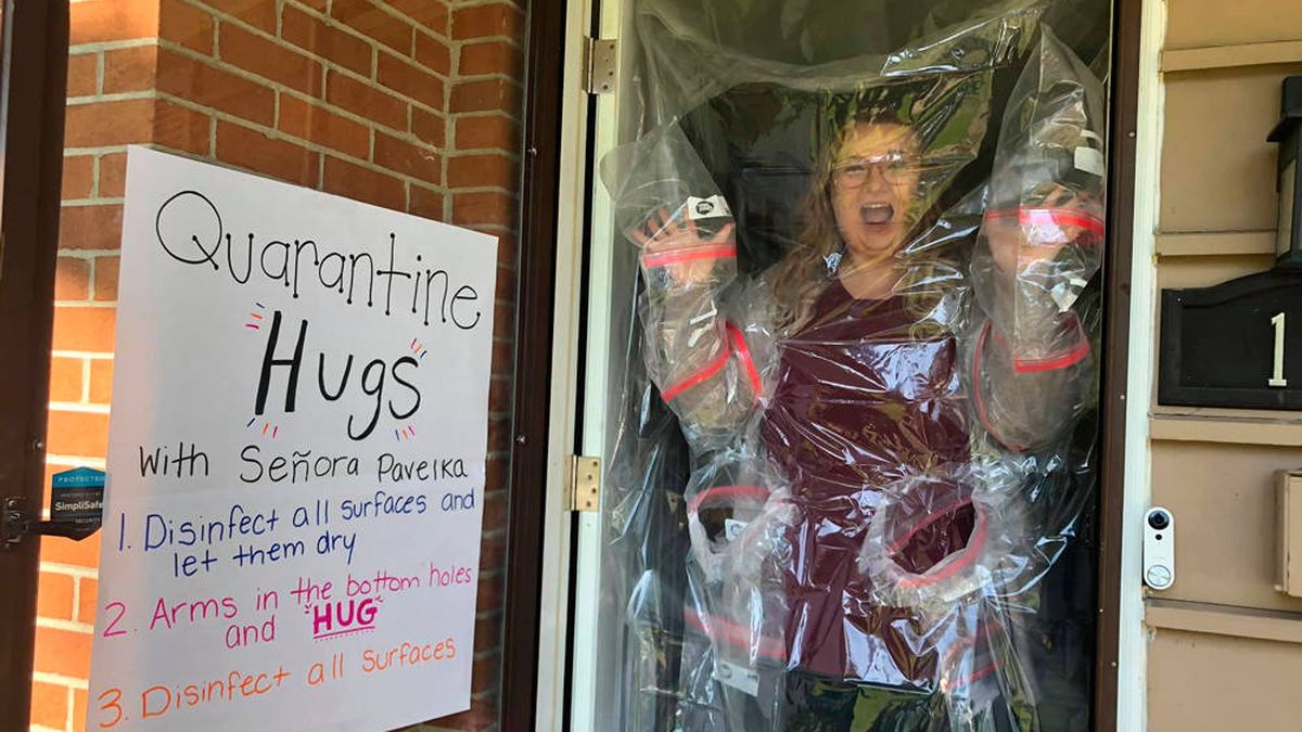 Una maestra se las ingenia para abrazar a sus estudiantes pese al coronavirus
