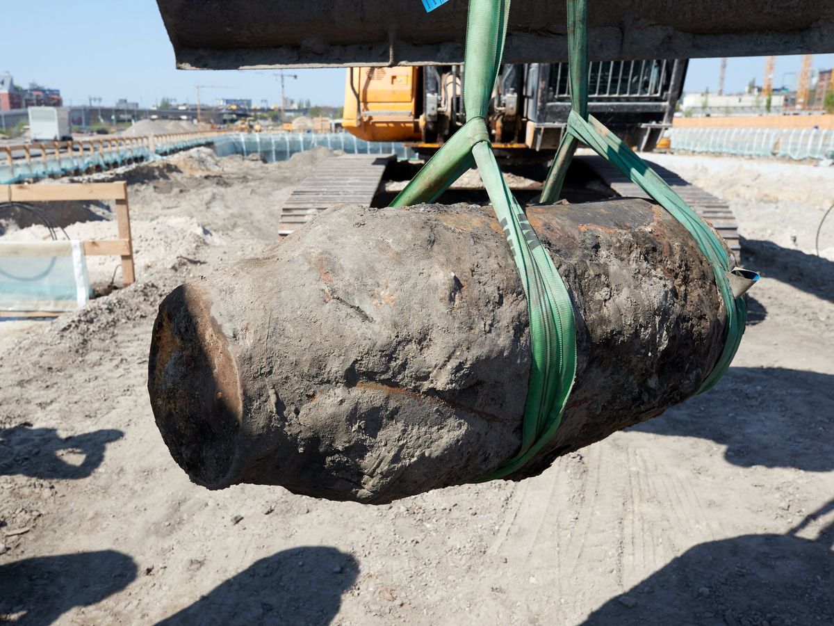 Foto: En imagen, una enorme bonba de la Segunda Guerra Mundial encontrada y detonada en Berlín en 2018. (EFE)