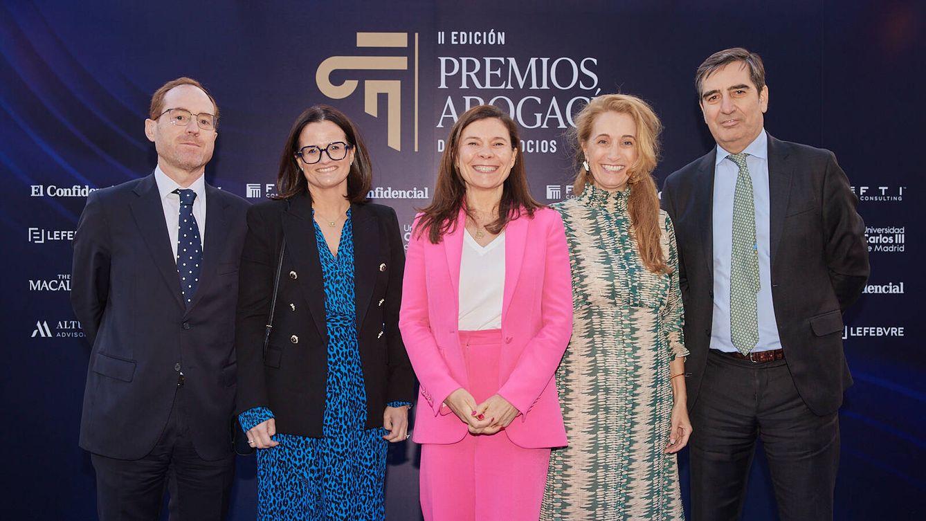 César Herrero, Carmen Sánchez, Pilar Menor, Natalia López y Jesús Zapata de DLA Pipper.