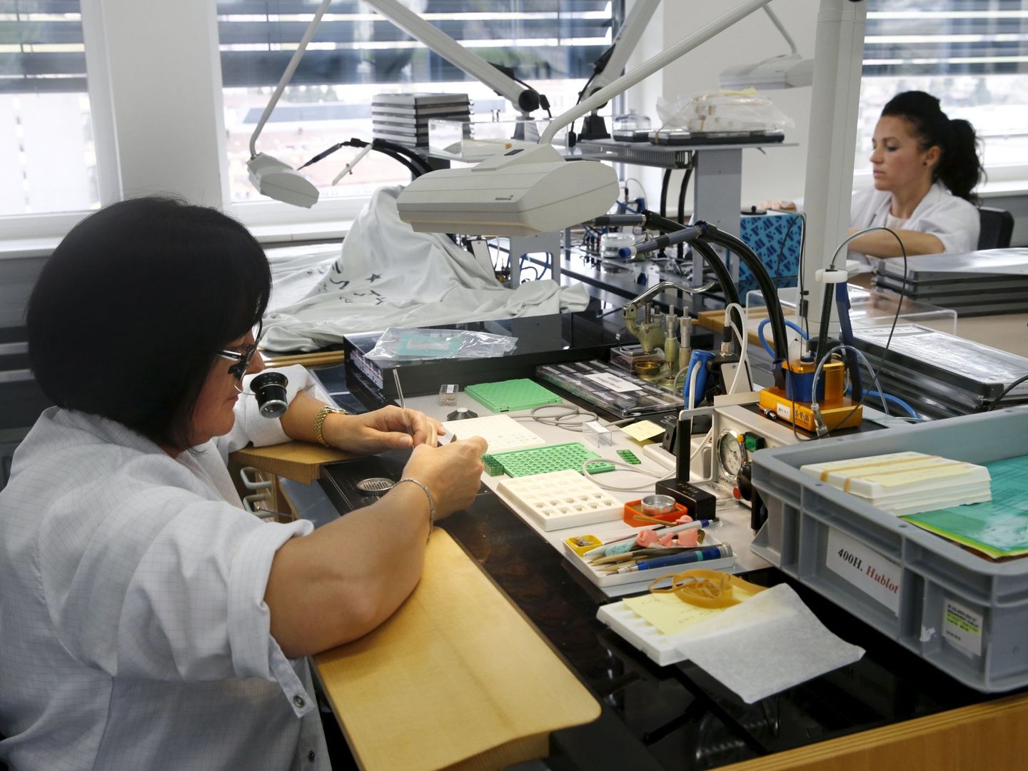 Trabajadores de la fábrica de relojes suizos Zenithen Le Locle, en abril de 2016 (Reuters)