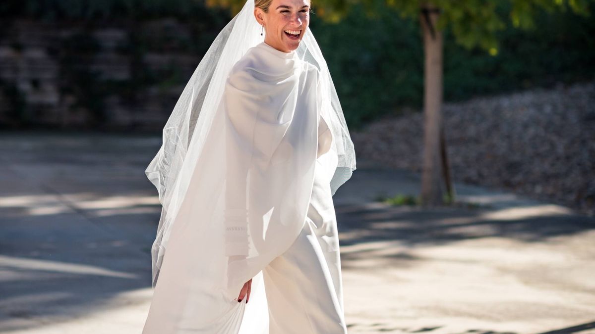El día de Mireya: boda de otoño, vestido de novia con capa y enclave campestre 