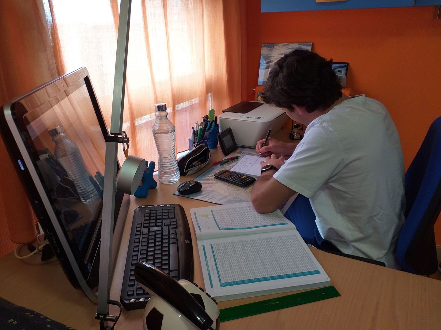 El estudiante Iván Azón estudia para sus exámenes de EvAU. (EFE)