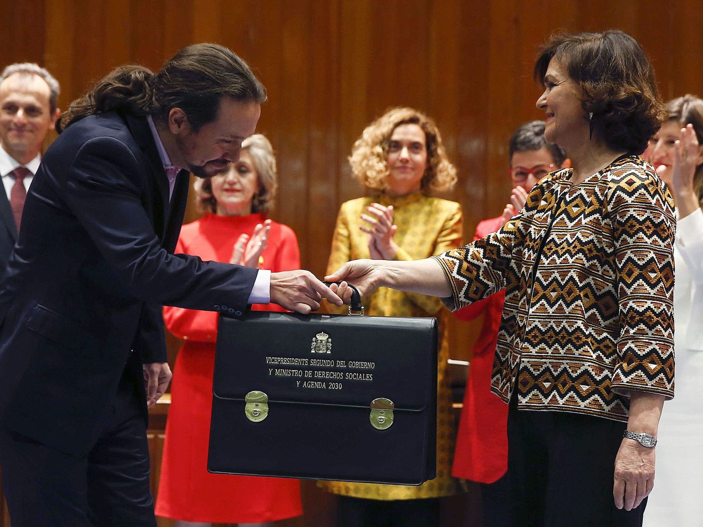 Pablo Iglesias recibe su cartera de la vicepresidenta primera y ministra de Presidencia y Relaciones con las Cortes, Carmen Calvo. (EFE)