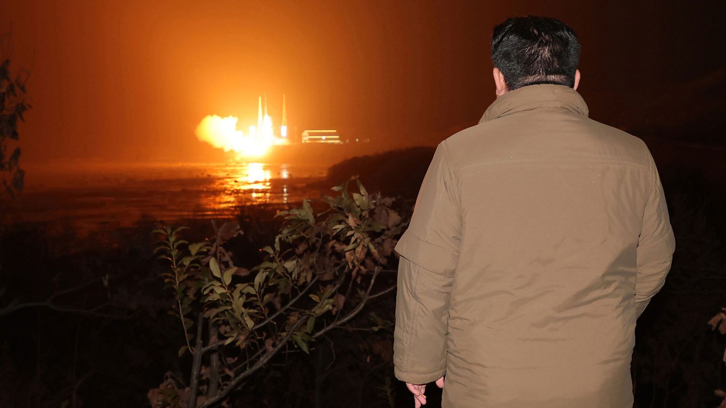 Kim Jong-un durante el lanzamiento de satélite militar Malligyong-1. (Reuters)