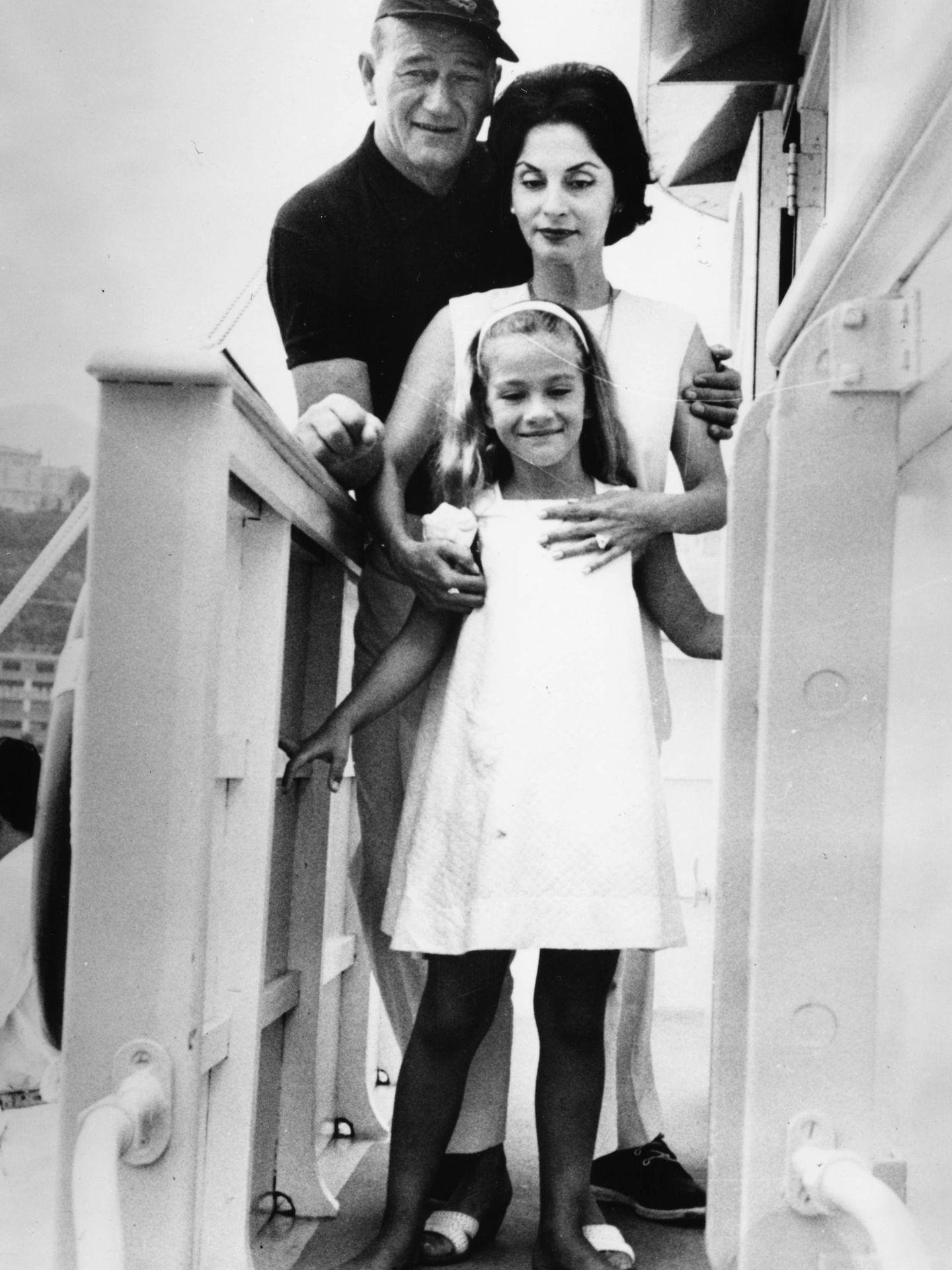 John Wayne, con su mujer, Pilar Pallete, y su hija Aissa, en 1963. (Getty)