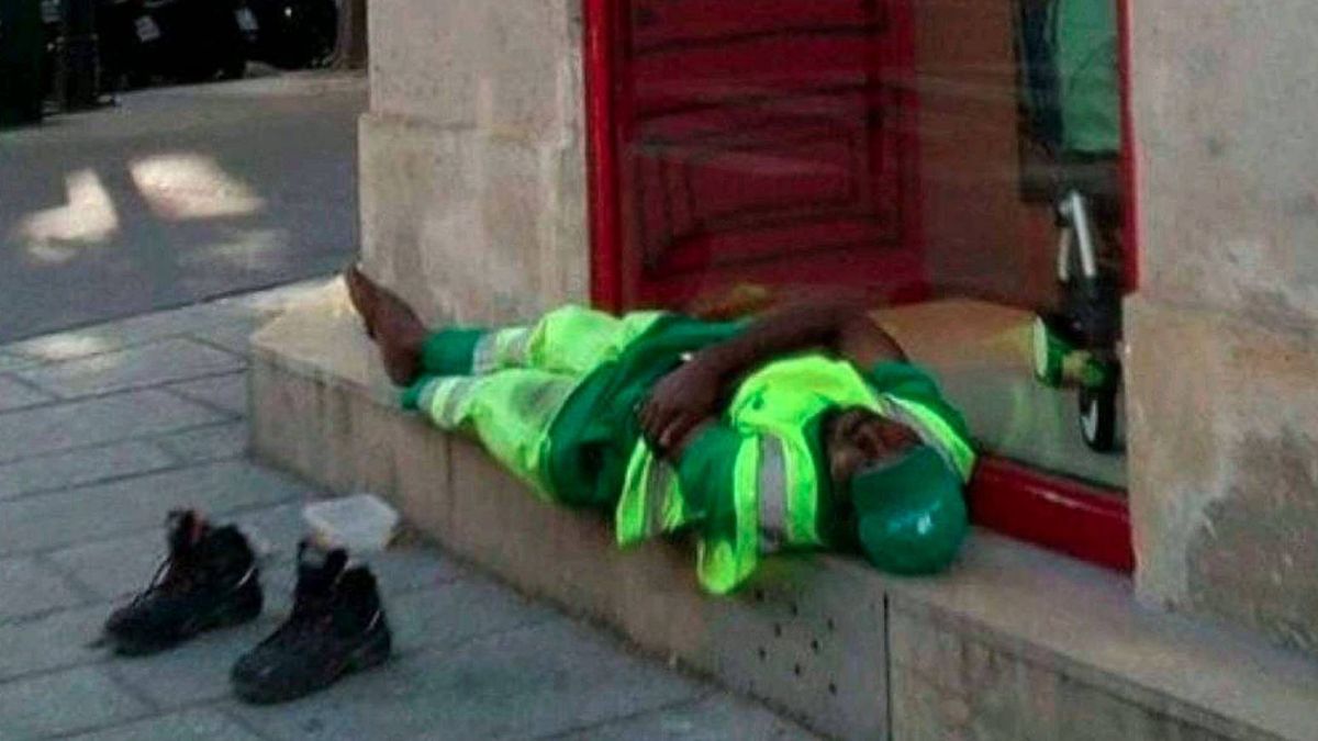 Twitter te lo da, Twitter te lo quita: la foto del barrendero dormido que sacude Francia