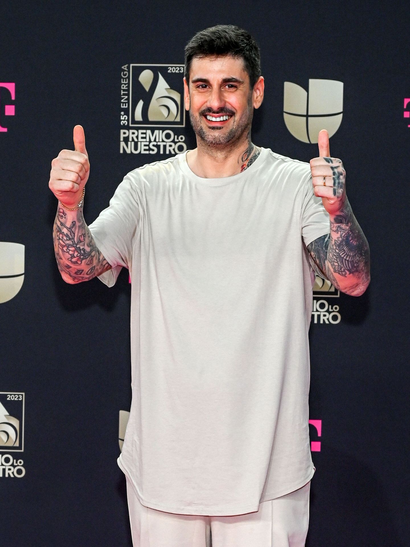 Melendi posa en la alfombra magenta de los Premios Lo Nuestro en Miami. (EFE/Giorgio Viera) 