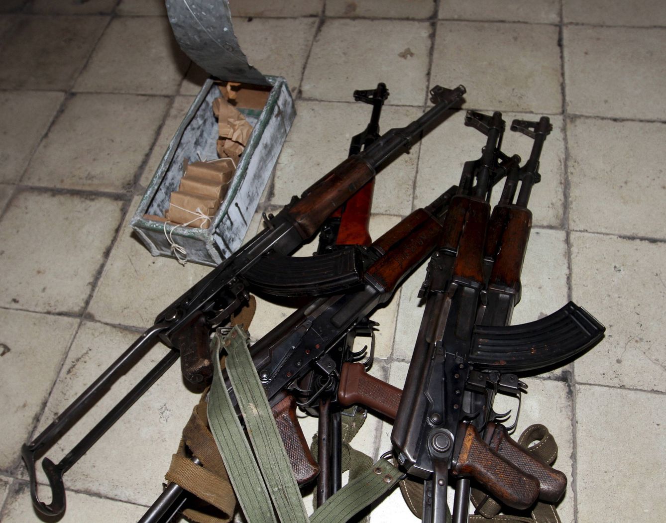 Fusiles kalashnikov incautados por la policía a grupos criminales en Tirana, en noviembre de 2015. (Reuters)