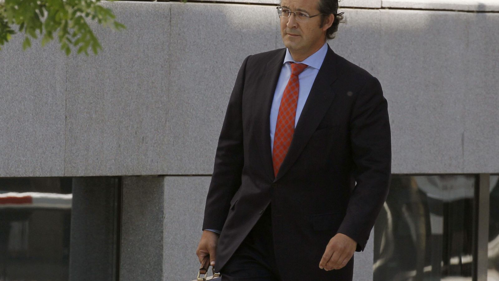 Foto: El diputado del PP en la Asamblea de Madrid Jesús Gómez, a su llegada a la Audiencia Nacional. (EFE)