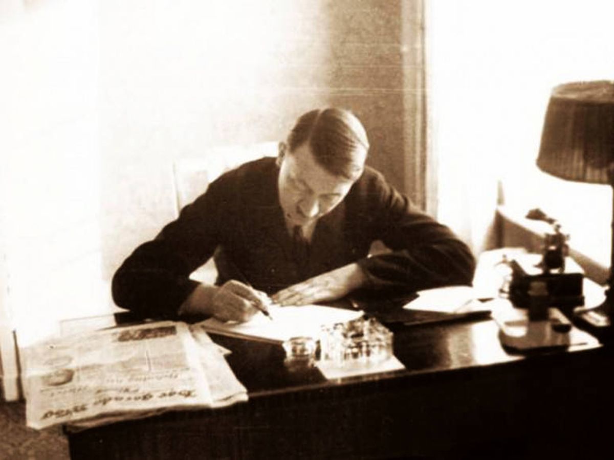 Foto: Adolf Hitler redactando una carta