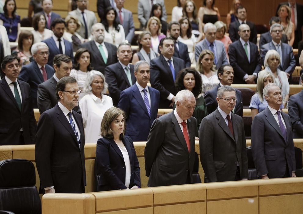 Foto: Mariano Rajoy acompañado de los diputados del grupo popular en el Senado (EFE)