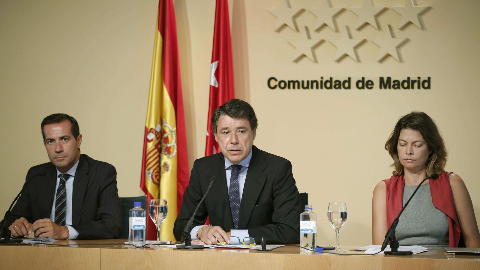 Foto: El exportavoz del Gobierno Salvador Victoria, junto al expresidente de la Comunidad de Madrid Ignacio González y la exconsejera de Educación Lucía Figar. (EFE)