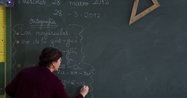 Foto: Una profesora en un colegio público de Madrid. (Reuters)