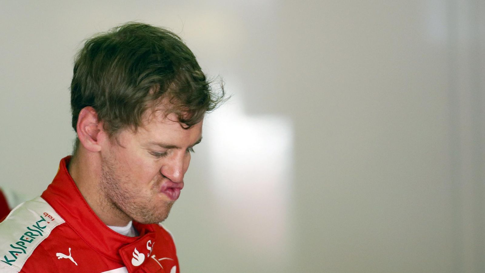 Foto: Sebastian Vettel en el box de Ferrari este viernes (Reuters)