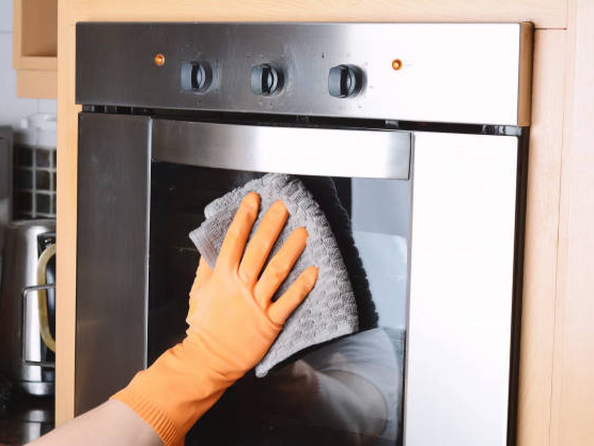 Foto: Cómo limpiar el horno de forma fácil y rápida sin usar productos químicos (iStock)