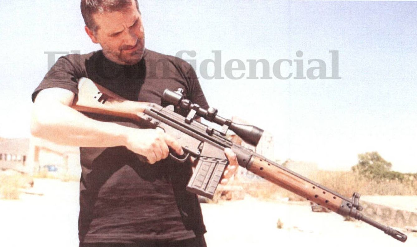 El francotirador Santiago Sánchez Ramírez, con una de las armas. (EC)