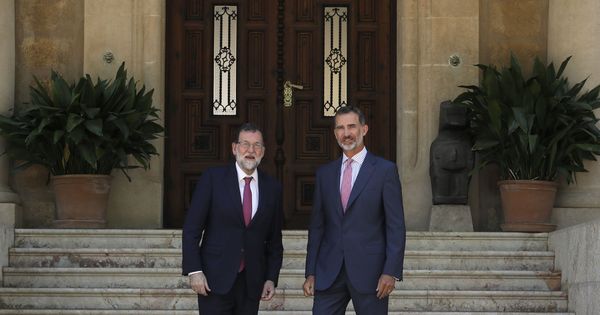 Foto: Felipe VI y el presidente del Gobierno, Mariano Rajoy, antes de comenzar su despacho en Marivent. (EFE)