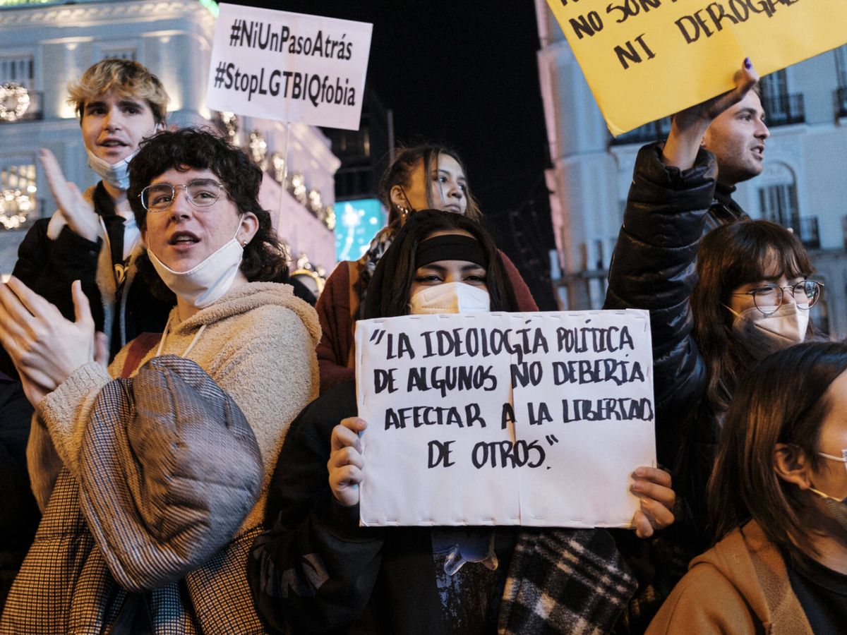 Foto: Protesta en Madrid en defensa de las leyes LGTBI y Trans de la CAM. (Sergio Beleña)