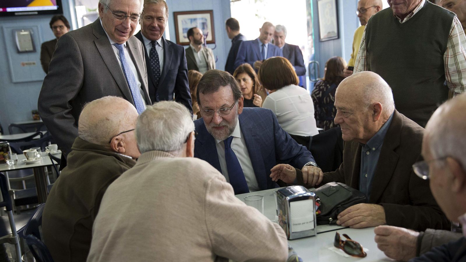 Foto: Rajoy charla con un grupo de jubilados en un bar. (EFE)