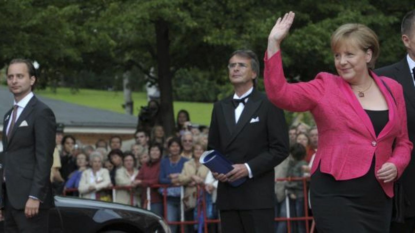 Merkel y su marido Joachim Sauer, fotografiados a su llegada a la edición número 100 del Festival de Bayreuth (Efe).