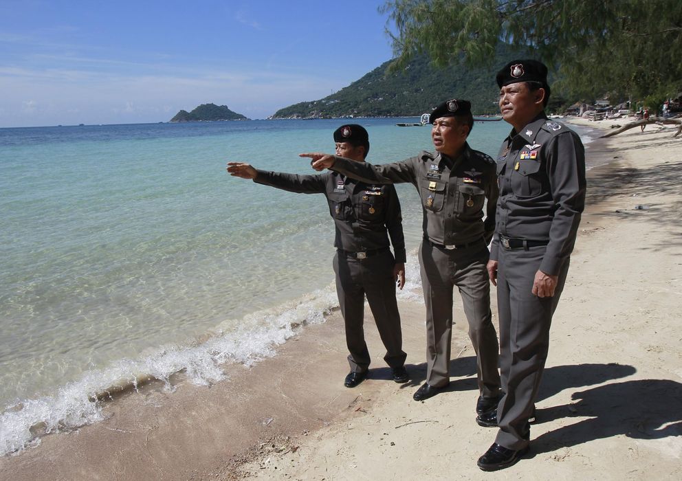 Foto: Oficiales de la Policía observan la zona donde fueron asesinados dos británicos, en la isla de Koh Tao. (Reuters)