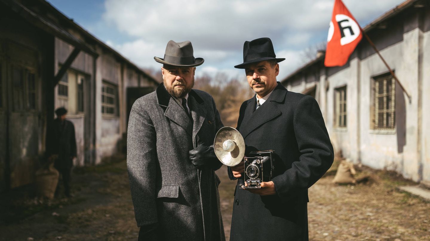 Actores en el papel de Josef Hartinger y Moritz Flamm en Dachau. (Movistar )