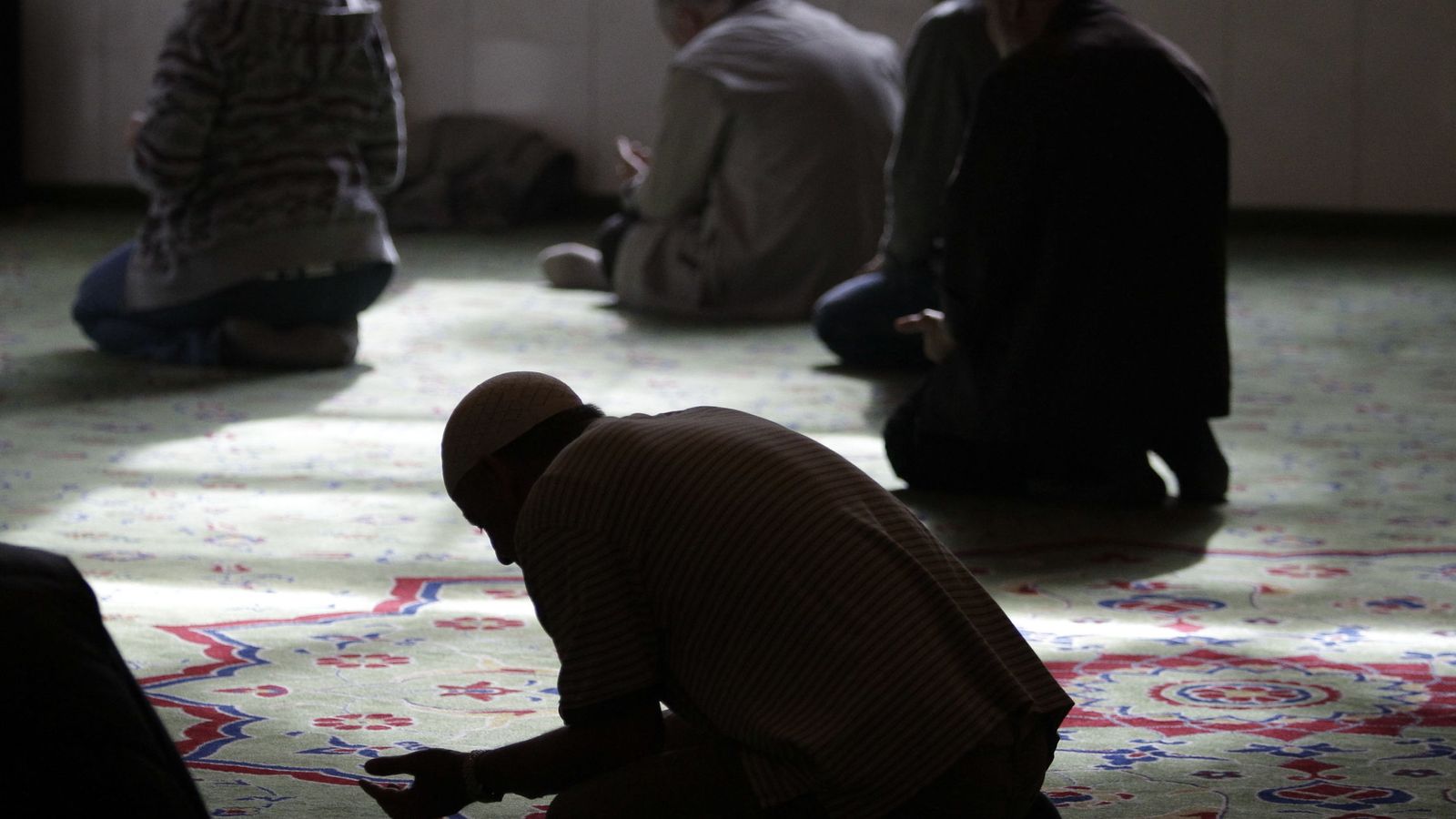 Foto: Musulmanes, durante la oración del viernes en la mezquita Omar, en Berlín, en septiembre de 2012. (Reuters)