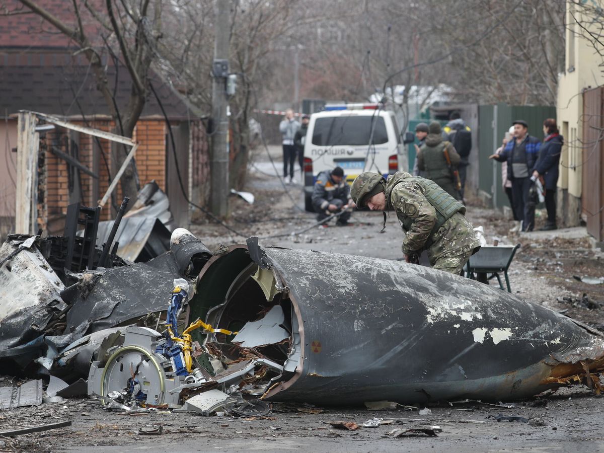 Foto: Restos de un avión militar derribado en Kiev. (EFE/Sergey Dolzhenko)