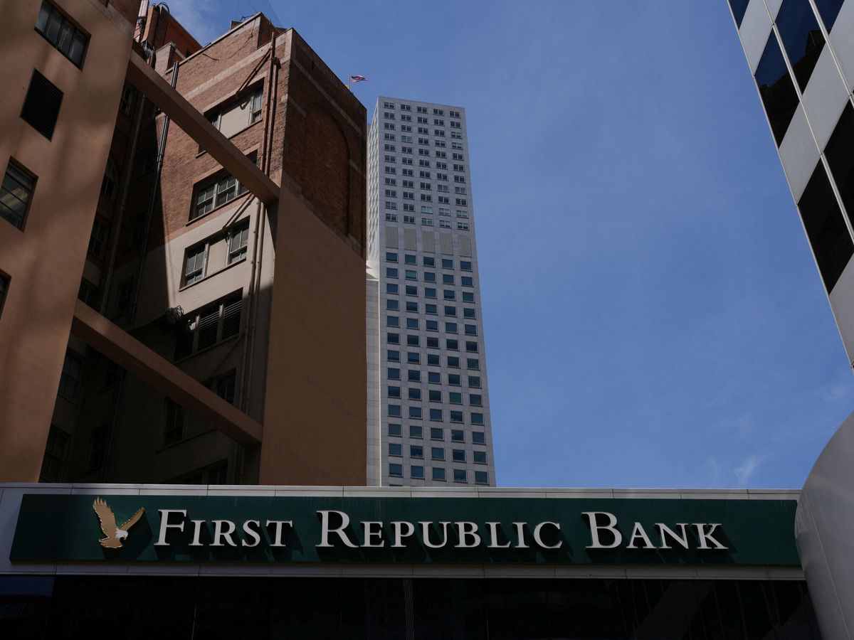 Foto: Una oficina de First Republic Bank. (Reuters/Loren Elliott)