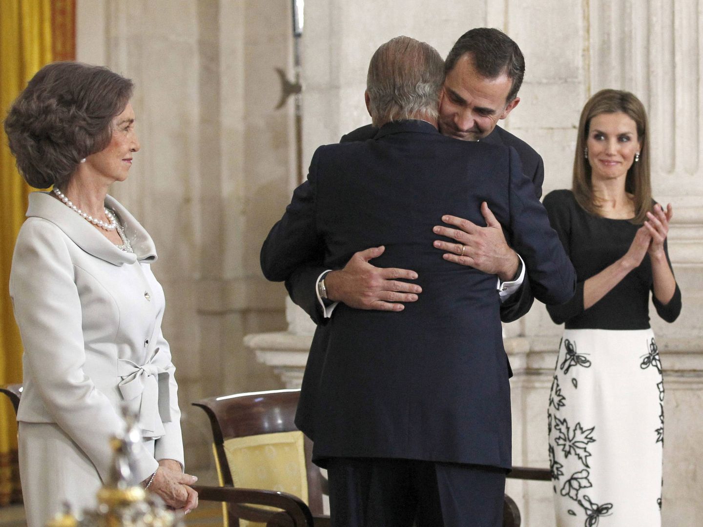 Los Reyes se abrazan después de abdicar don Juan Carlos, en presencia de las reinas Letizia y Sofía. (Getty)