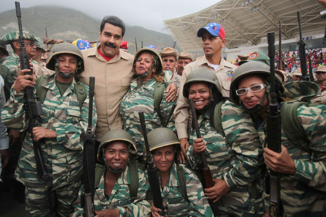 El presidente Nicolás Maduro posa con miembros de la milicia durante un desfile miliar en La Guaira, el 21 de mayo de 2016. (Reuters)