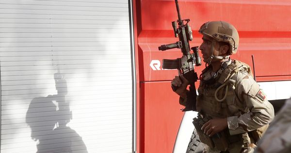 Foto:  Un miembro de las fuerzas de seguridad afganas monta guardia en las inmediaciones de la embajada iraquí tras el ataque del grupo Estado Islámico (EFE)