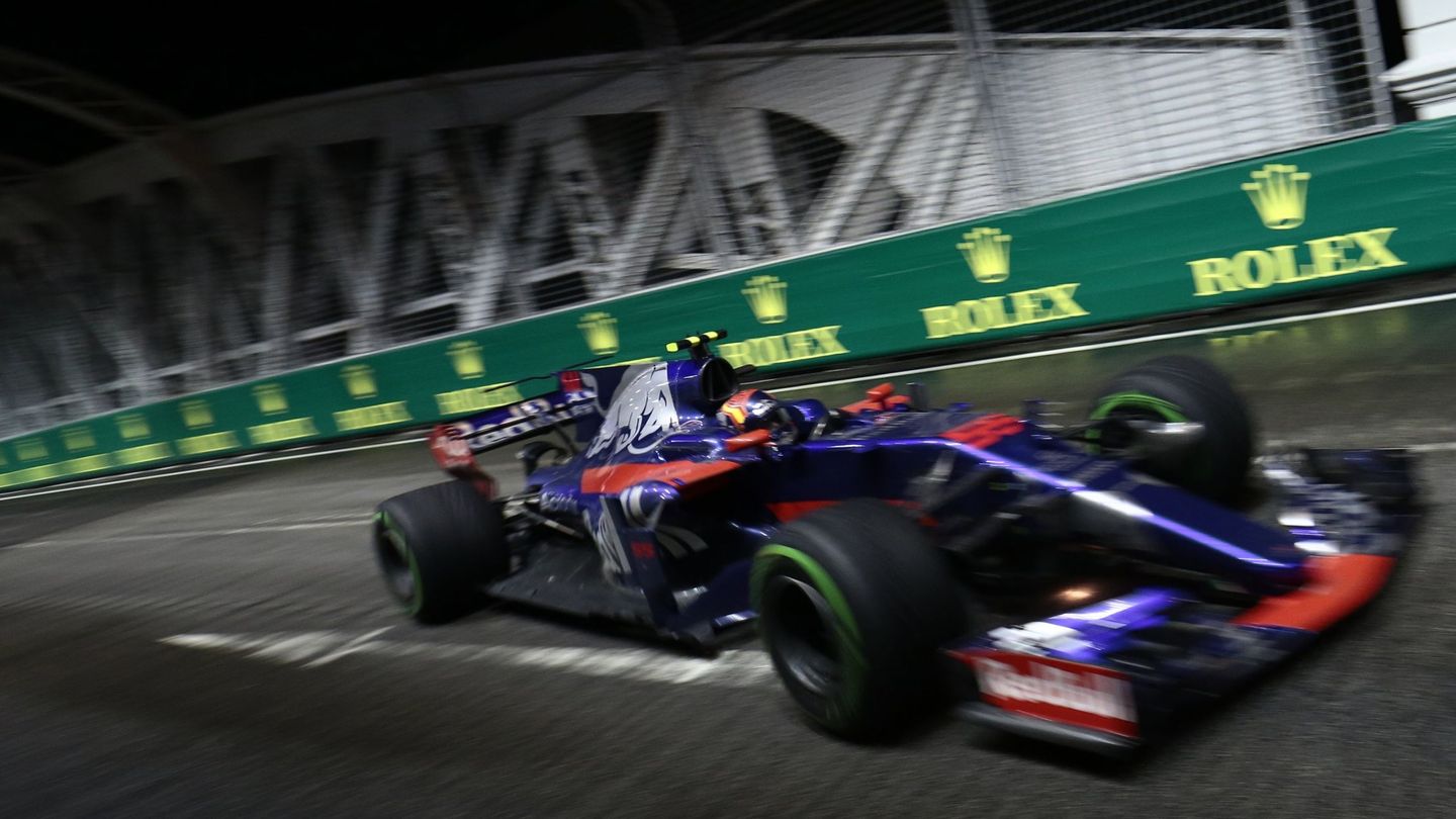 Carlos Sainz desgastó el pedal de su acelerador en Singapur. (Reuters)